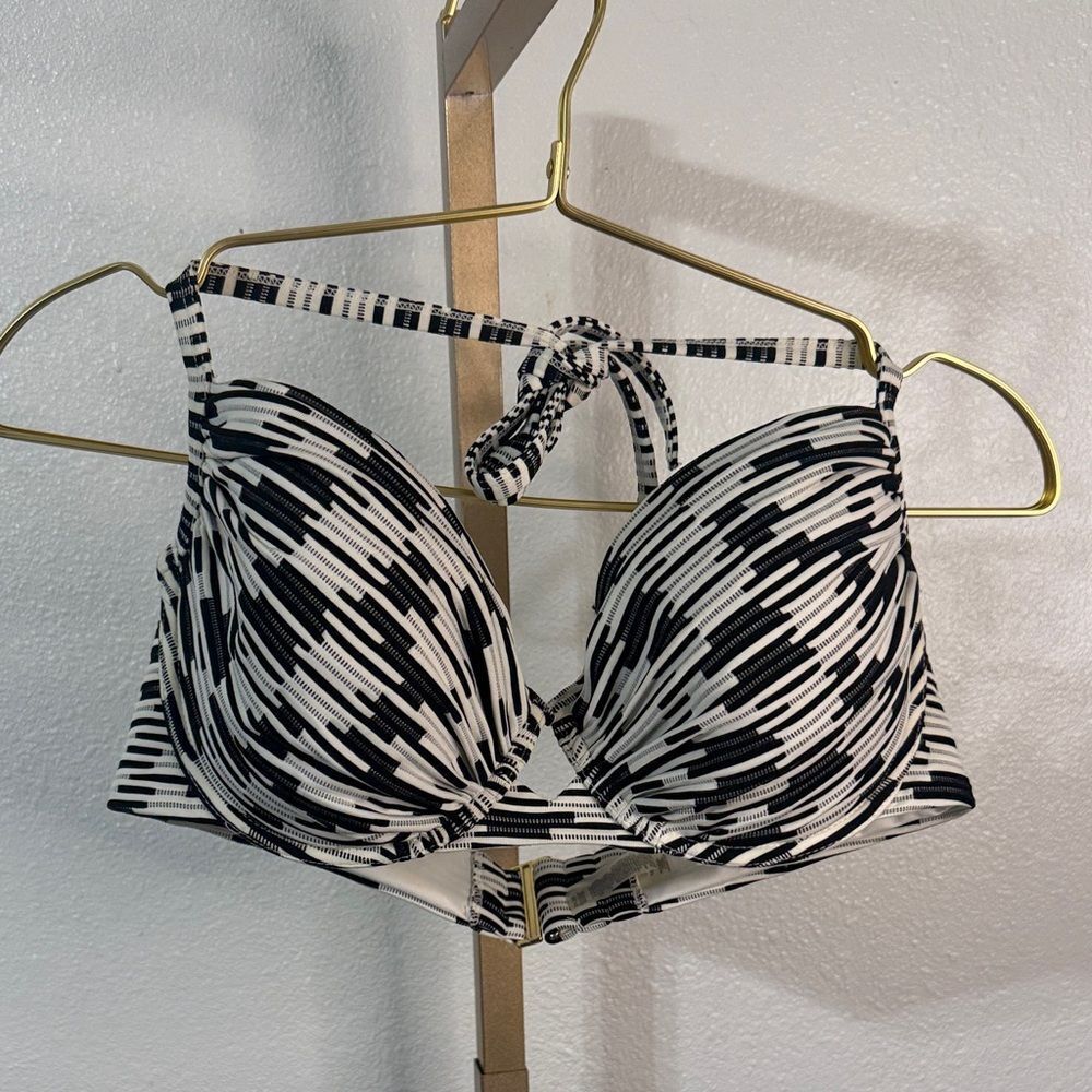 Victoria’s Secret-Chic Black and White Patterned halter Bikini Top- 34DD